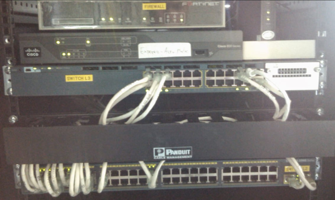 Rak server dengan perangkat jaringan yang terpasang rapi