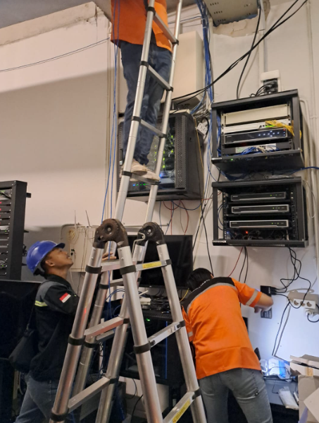 Teknisi ATI sedang bekerja di rak server