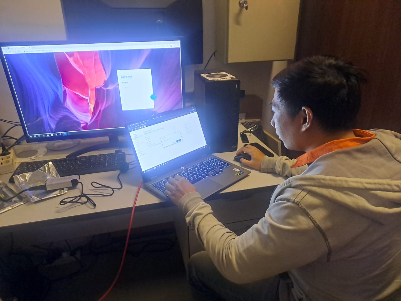 Tim ATI sedang mengkonfigurasi perangkat jaringan